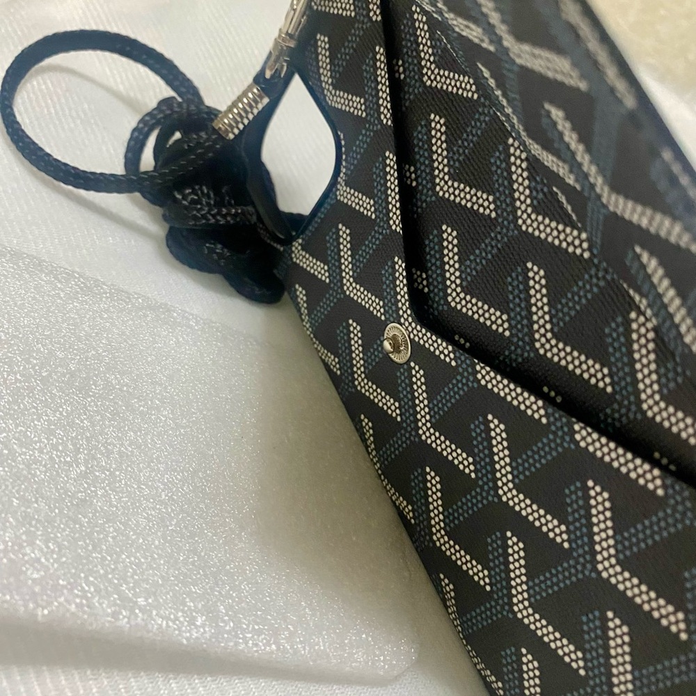 ❌ FREE IN YOUR BUNDLE ❌Stylish Blue and White Phone Case with Strap - Picture 11 of 11